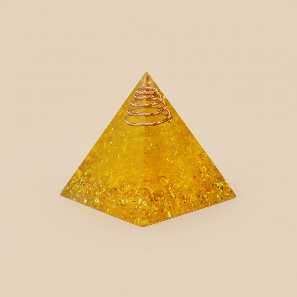 Pyramide en Cristal Naturel avec Feuille d’Or