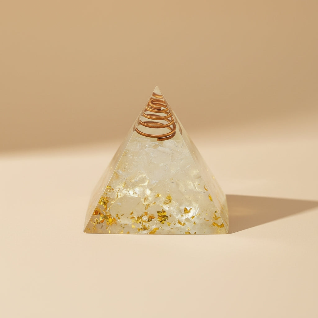 Pyramide en Cristal Naturel avec Feuille d’Or