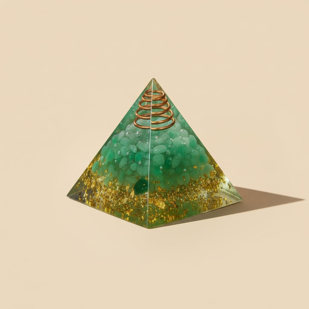 Pyramide en Cristal Naturel avec Feuille d’Or