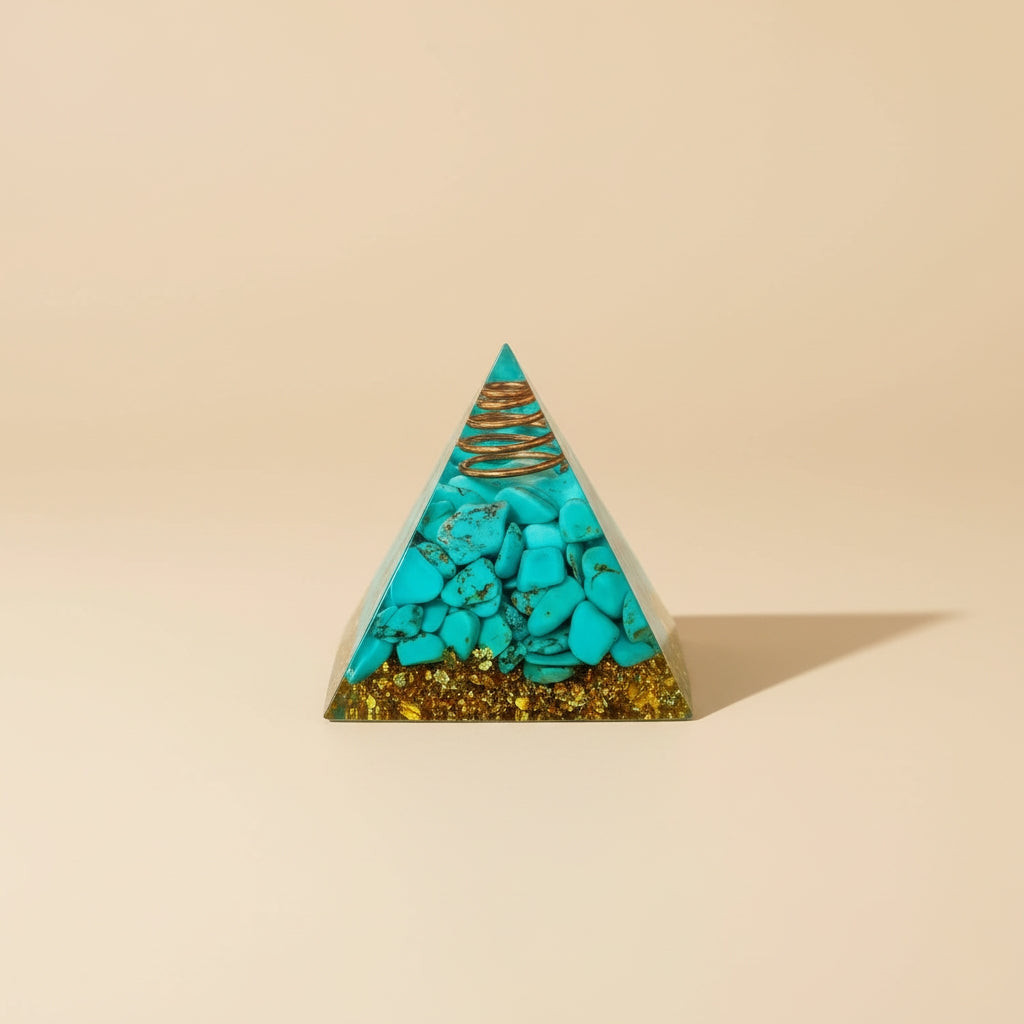 Pyramide en Cristal Naturel avec Feuille d’Or